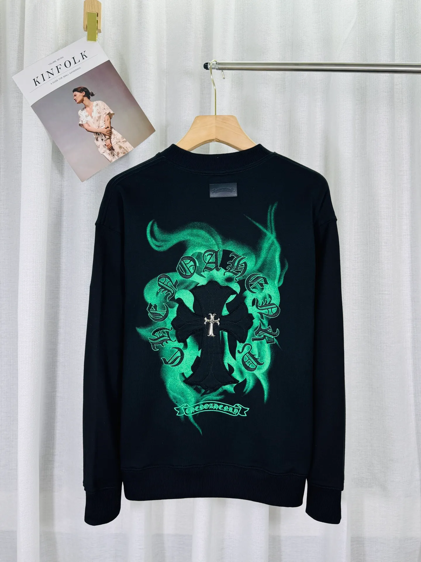 P240 top version, real shot without P, ​​different from market currency) 𝗖𝗵𝗿𝗼𝗺𝗲 𝗛𝗲𝗮𝗿𝘁𝘀/Croxin 2025 3D three-dimensional autumn and winter new original single counter American laser color printed patch embroidered couple casual sweatshirt 👑The highest version! Customized fabric 430g tripe terry fabric!  The best-selling model in the counter, very comfortable to wear. Accessories: original molded and authenticated collar label➕100% silk wash label. Genuine purchase-grade original hangtag➕matching hanging rope➕3D hanging beads➕original packaging bag. Craftsmanship: The original version has consistent wiring! The highest version of the armhole matching technique! Color: White Black Size: S M L XL Style No.: 9304